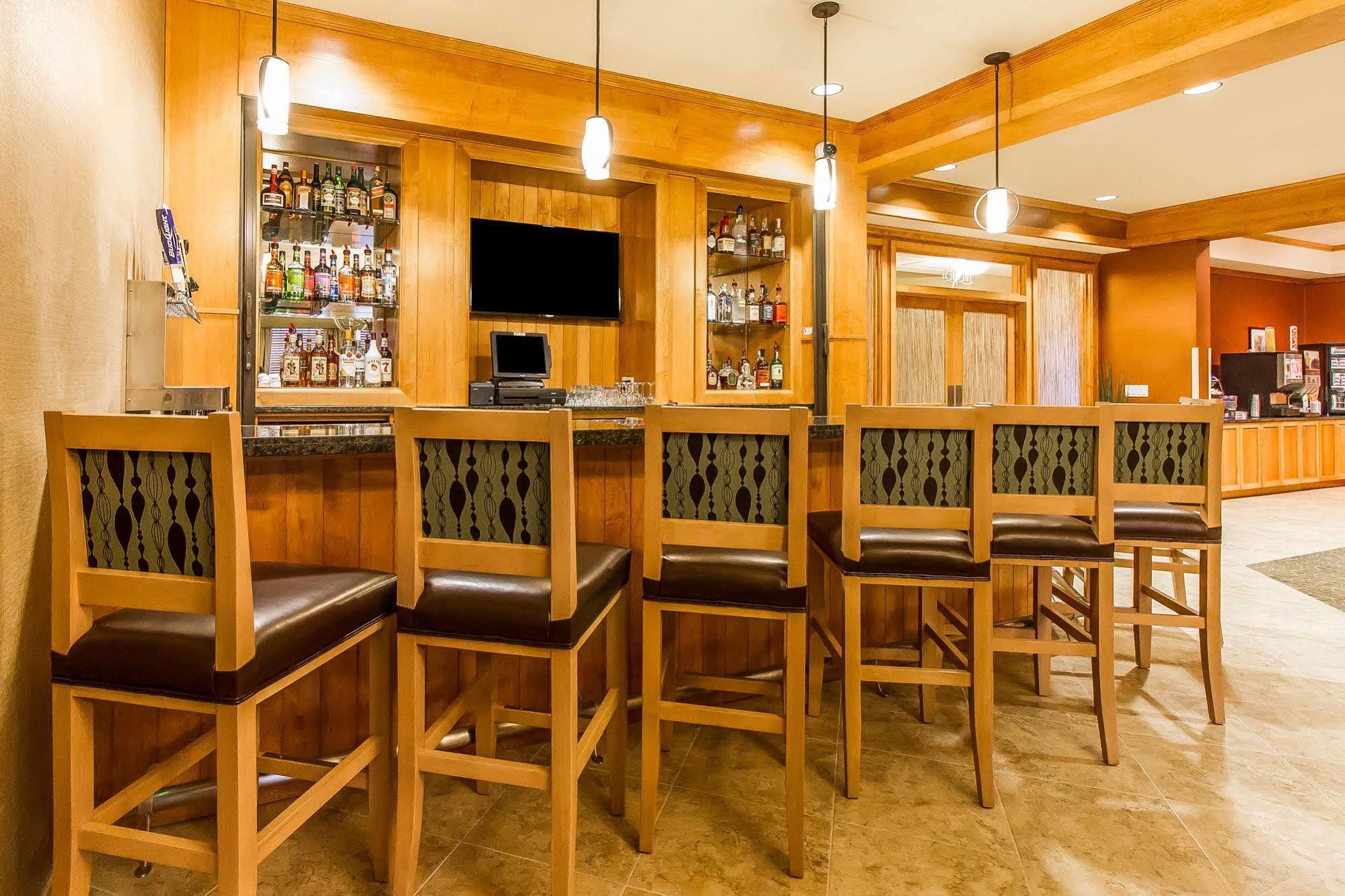 Mainstay Suites Stanley מראה חיצוני תמונה